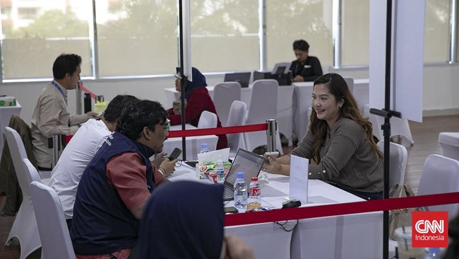Warga di Posko Pelayanan Sistem Penerimaan Murid Baru (SPMB) di Kantor Dinas Pendidikan  DKI Jakarta, Jakarta, Jumat (22/5/2026). (CNN Indonesia/Adi ibrahim)