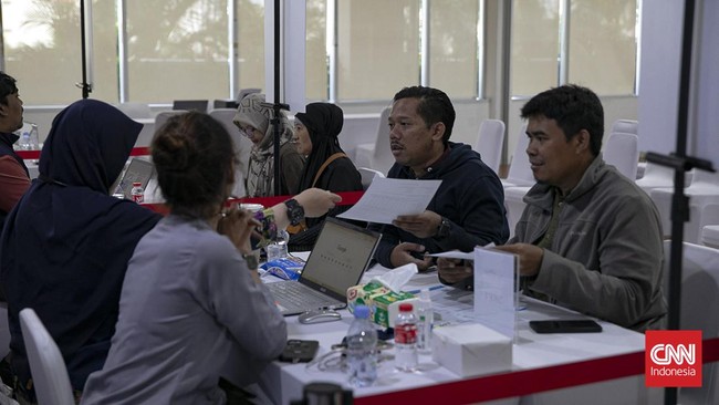 Warga di Posko Pelayanan Sistem Penerimaan Murid Baru (SPMB) di Kantor Dinas Pendidikan  DKI Jakarta, Jakarta, Jumat (22/5/2026). (CNN Indonesia/Adi ibrahim)