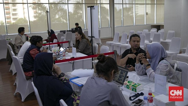 Warga di Posko Pelayanan Sistem Penerimaan Murid Baru (SPMB) di Kantor Dinas Pendidikan  DKI Jakarta, Jakarta, Jumat (22/5/2026). (CNN Indonesia/Adi ibrahim)