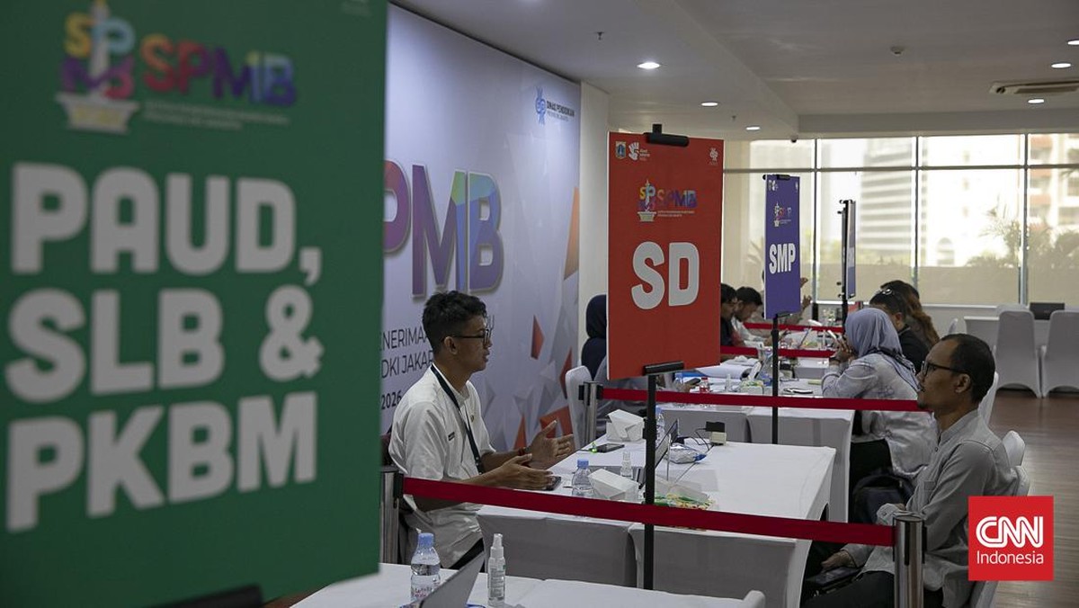 Warga di Posko Pelayanan Sistem Penerimaan Murid Baru (SPMB) di Kantor Dinas Pendidikan  DKI Jakarta, Jakarta, Jumat (22/5/2026). (CNN Indonesia/Adi ibrahim)