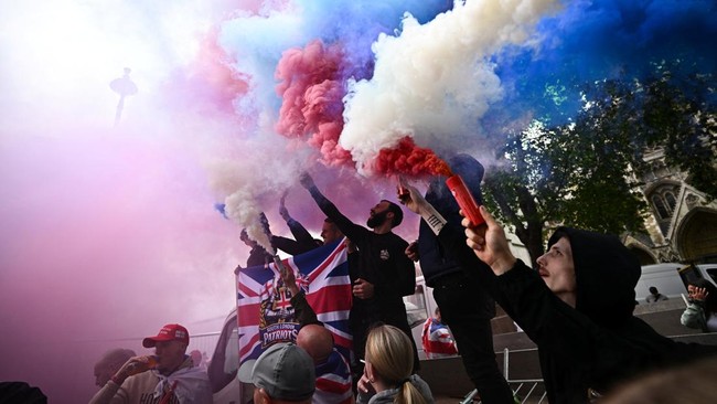 Demo Besar-besaran Guncang Inggris Tuntut PM Mundur, Massa Pro Trump?