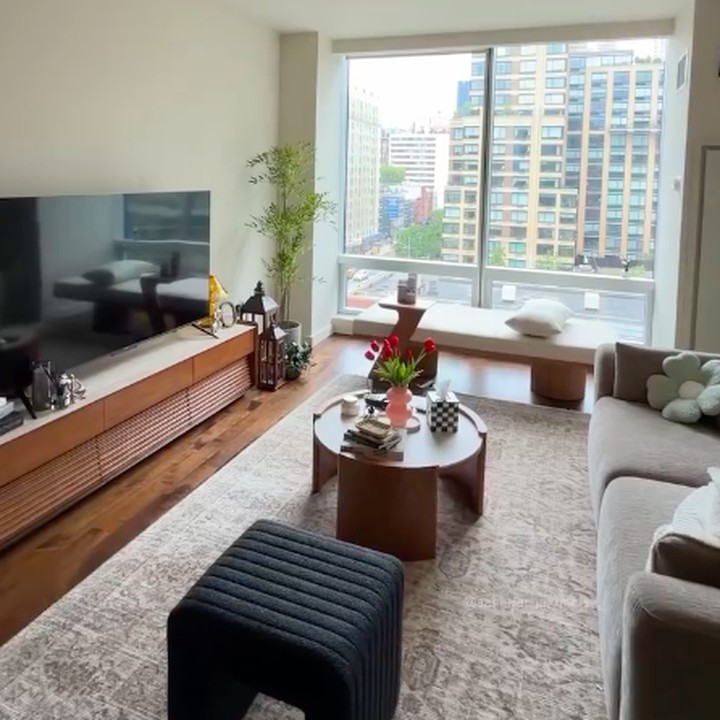 <p>Apartemen yang ditempati Sabrina terdiri dari ruang tamu yang menyatu dengan dapur dan ruang makan. Di area ruang tamu, Sabrina meletakkan tiga kursi untuk duduk bersantai dengan satu meja bundar kecil di tengah. Ruang tamu ini terlihat begitu <em>aesthetic</em> karena memiliki jendela besar yang menghadap langsung ke jalanan kota metropolitan New York. (Foto: Instagram @sabrinachairunnisa_)</p>