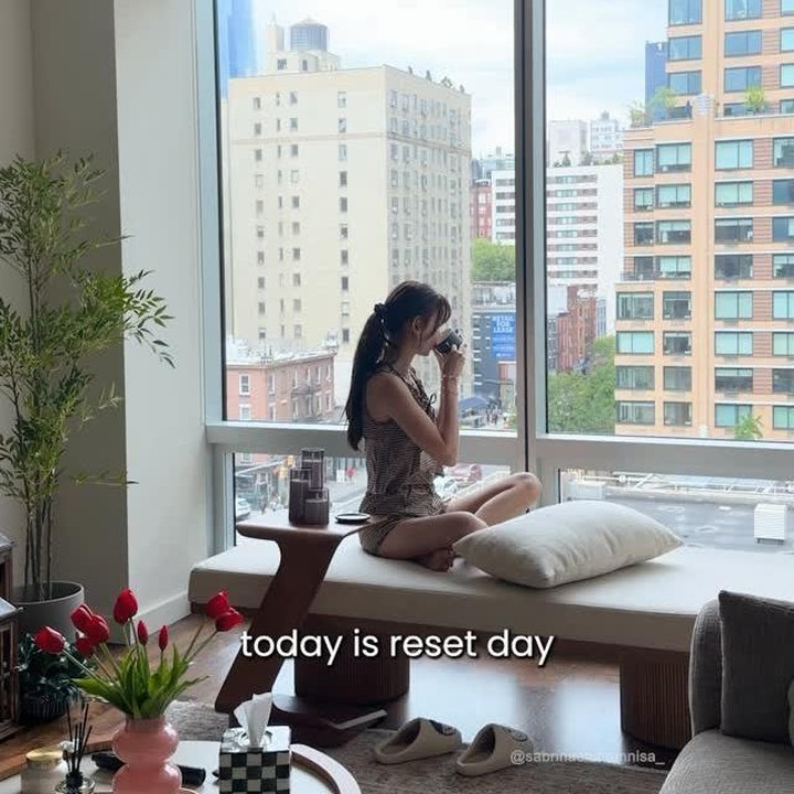 <p>Belum lama ini, Sabrina memamerkan kehidupan barunya di New York. Mantan istri Deddy Corbuzier ini diketahui tinggal di sebuah apartemen di New York. Apartemen yang berada di kawasan urban ini memiliki desain minimalis modern, Bunda. "<em>Spend the day with me as a New New Yorker.</em> (Menghabiskan hari bersamaku sebagai orang baru New York)," tulisnya dalam <em>caption</em>. (Foto: Instagram @sabrinachairunnisa_)</p>