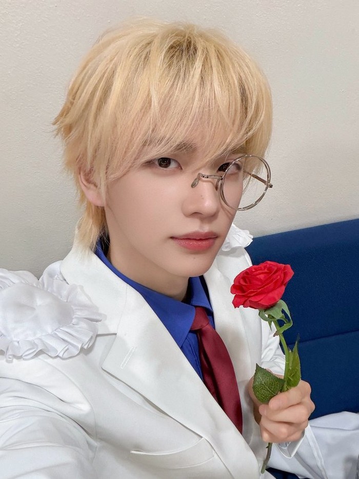 Salah satu alasannya sudah pasti karena gebrakan baru sang leader, yakni Shinyu. Ya, salah satu pembawa acara atau MC Inkigayo satu ini tampil perdana dengan rambut pirang, membuat heboh jagat maya. / Foto: x.com/TWS_PLEDIS
