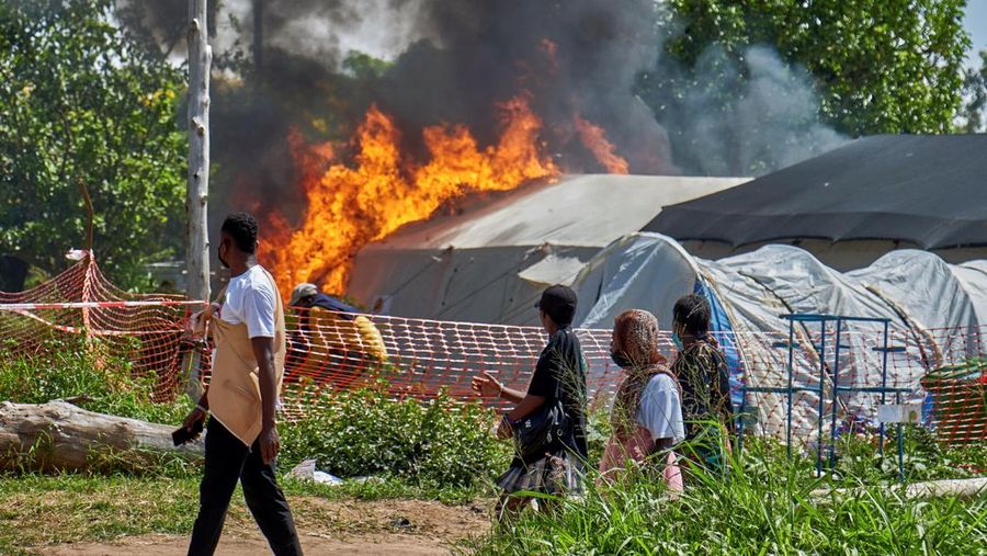 Sekelompok massa menyerang rumah sakit dan membakar tenda isolasi di Kota Rwampara, Kongo, Jumat (22/5/2026). (REUTERS/Gradel Muyisa Mumbere)