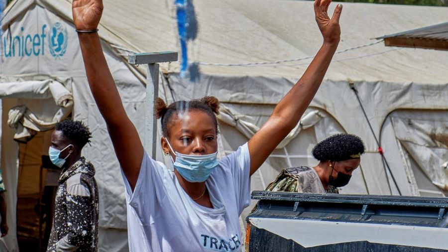 Sekelompok massa menyerang rumah sakit dan membakar tenda isolasi di Kota Rwampara, Kongo, Jumat (22/5/2026). Kericuhan ini dipicu masalah pemakaman seorang pasien laki-laki nan meninggal lantaran penyakit ebola. (REUTERS/Gradel Muyisa Mumbere)