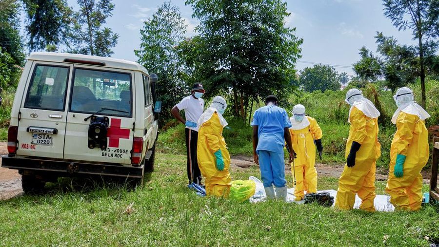 Sekelompok massa menyerang rumah sakit dan membakar tenda isolasi di Kota Rwampara, Kongo, Jumat (22/5/2026). Kericuhan ini dipicu masalah pemakaman seorang pasien laki-laki nan meninggal lantaran penyakit ebola. (REUTERS/Gradel Muyisa Mumbere)