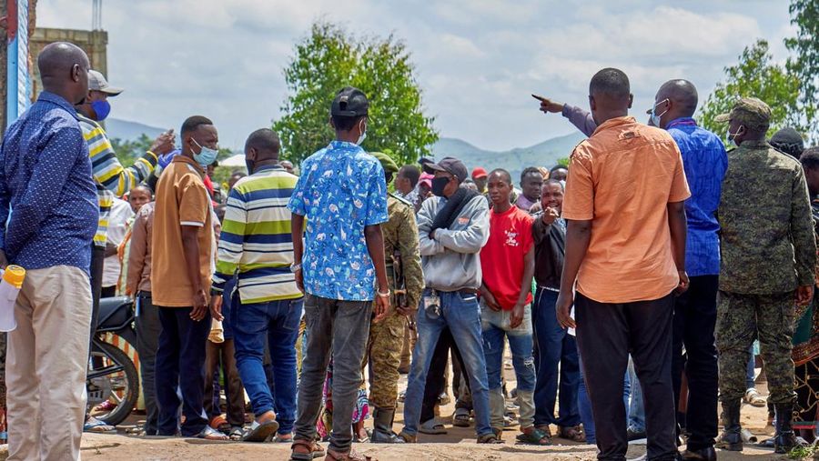 Sekelompok massa menyerang rumah sakit dan membakar tenda isolasi di Kota Rwampara, Kongo, Jumat (22/5/2026). Kericuhan ini dipicu masalah pemakaman seorang pasien laki-laki nan meninggal lantaran penyakit ebola. (REUTERS/Gradel Muyisa Mumbere)