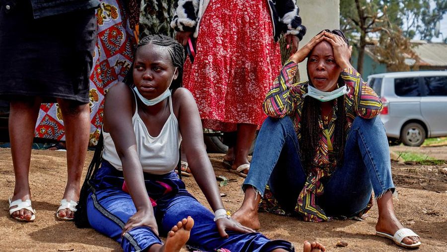 Sekelompok massa menyerang rumah sakit dan membakar tenda isolasi di Kota Rwampara, Kongo, Jumat (22/5/2026). Kericuhan ini dipicu masalah pemakaman seorang pasien laki-laki nan meninggal lantaran penyakit ebola. (REUTERS/Gradel Muyisa Mumbere)