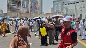 Cuaca Panas Hantui Jemaah Haji, Petugas Penyemprot Air Disiagakan