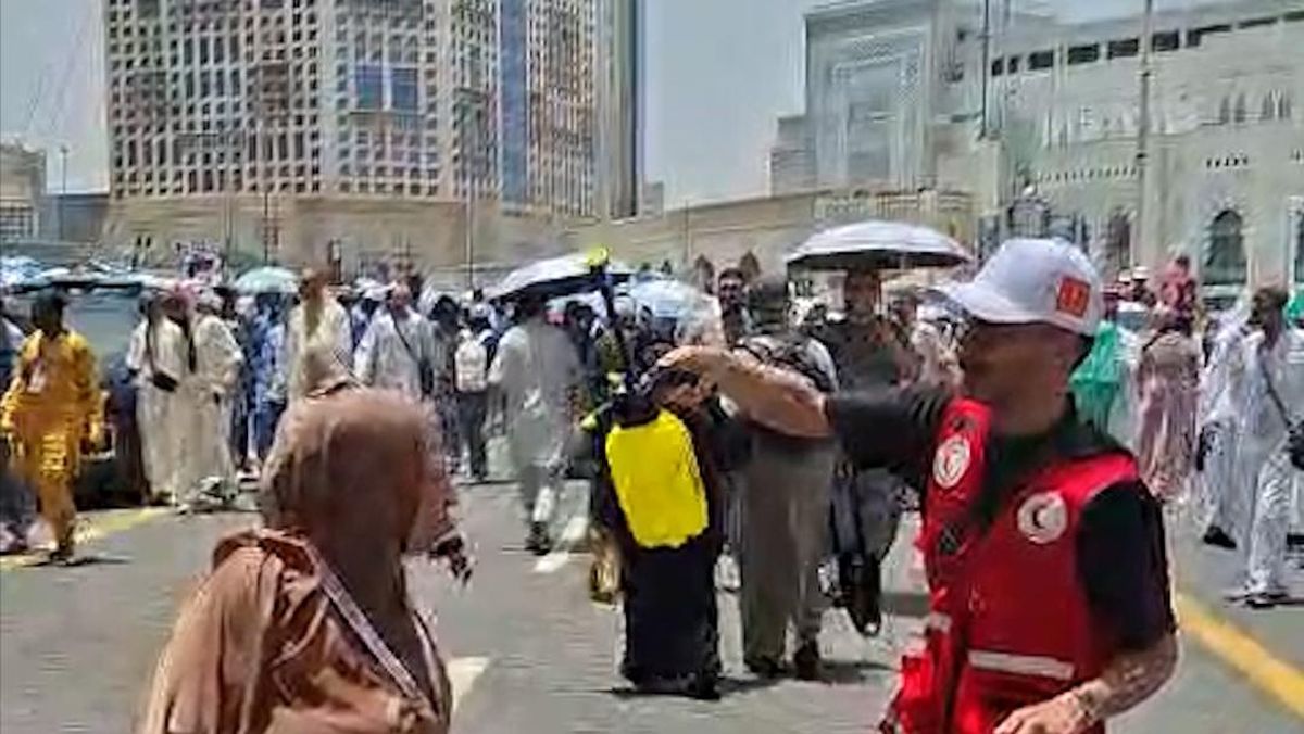 Panas Ekstrem Hantui Jemaah Haji, Petugas Penyemprot Air Disiagakan