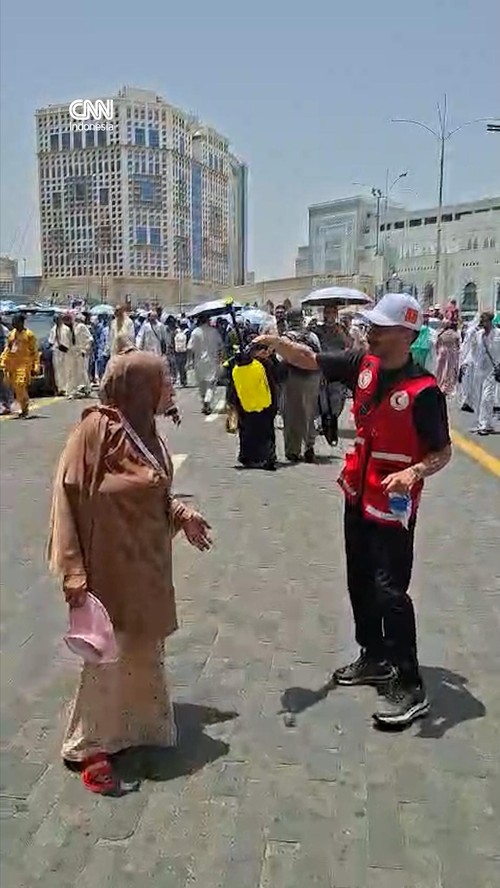 Cuaca Panas Hantui Jemaah Haji, Petugas Penyemprot Air Dikerahkan