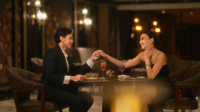 Ilustrasi makas siang berkelas di Grand Restaurant The Trans Luxury Hotel Surabaya.