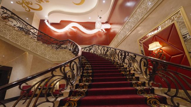 Tangga megah di lobi The Trans Luxury Hotel Surabaya