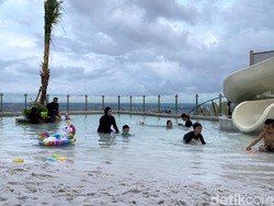 Hotel Mewah di Surabaya Ini Punya Pantai Pasir Putih Buatan di Lantai 28