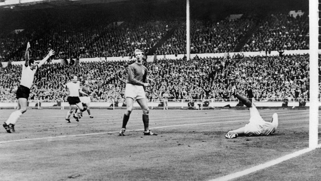 Timnas Inggris mengalahkan Jerman dalam laga sengit di final Piala Dunia 1966. (AFP/STAFF)