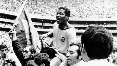 Brazilian forward Jairzinho is carried by fans after Brazil defeated Italy 4-1 in the World Cup final 21 June 1970 in Mexico City. It is Brazil's third World title after the first two won in 1958 in Sweden and 1962 in Chile. AFP PHOTO (Photo by AFP)