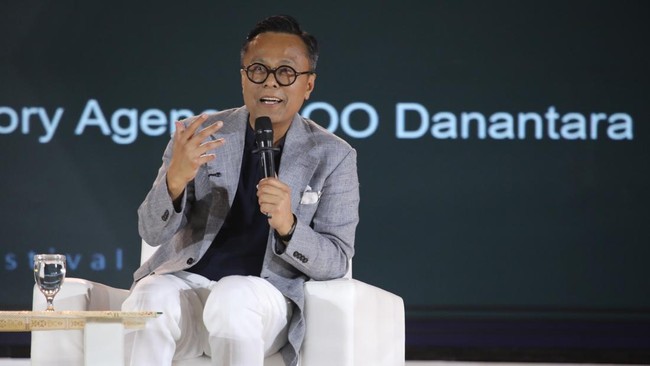 COO Danantara Dony Oskaria menyampaikan pemaparan dalam Jogja Financial Festival 2026 di Jogja Expo Center (JEC), Yogyakarta, DIY, Sabtu (23/5/2026). (CNBC Indonesia/Faisal Rahman)