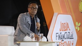 COO Danantara Dony Oskaria menyampaikan pemaparan dalam Jogja Financial Festival 2026 di Jogja Expo Center (JEC), Yogyakarta, DIY, Sabtu (23/5/2026). (CNBC Indonesia/Faisal Rahman)