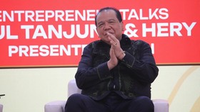 Founder & Chairman CT Corp, Chairul Tanjung saat menyampaikan pemaparan dalam sesi Educational Class di acara Jogja Financial Festival 2026 di Jogja Expo Center (JEC), Yogyakarta, DIY, Sabtu (23/5/2026). (CNBC Indonesia/Faisal Rahman)