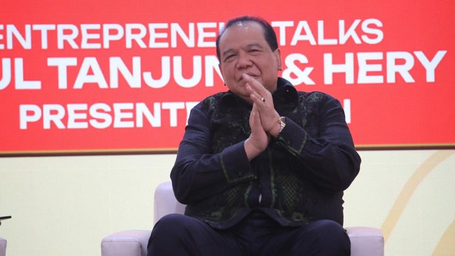 Founder & Chairman CT Corp, Chairul Tanjung saat menyampaikan pemaparan dalam sesi Educational Class di acara Jogja Financial Festival 2026 di Jogja Expo Center (JEC), Yogyakarta, DIY, Sabtu (23/5/2026). (CNBC Indonesia/Faisal Rahman)