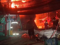 Kapal Nelayan Ludes Terbakar di Dermaga Tasikagung Rembang