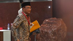 Penasihat Khusus Presiden Bidang Haji Muhadjir Effendy berjalan menuju ruang pemeriksaan setibanya di Gedung Merah Putih KPK, Jakarta, Senin (18/5/2026). KPK memeriksa Muhadjir Effendy sebagai saksi terkait penyidikan kasus dugaan korupsi kuota haji,