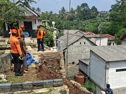 Diguyur Hujan Deras, Tebing Penahan Tanah di Cimande Bogor Longsor