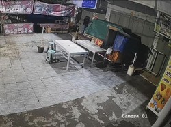 Toko Sembako di Palembang Dibobol Pria Bertopeng, Pelaku Terekam CCTV