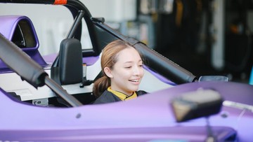 Kabar Terkini Artis dari InsertLive : Manda Cello Wujudkan Mimpi Masa Kecil, Berani Jajal Mobil Balap hingga Kaki Gemetar