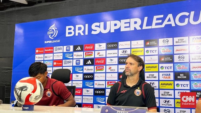 Pelatih Persija Jakarta Mauricio Souza dalam konferensi pers setelah mengalahkan Semen Padang pada pekan ke-34 Super League di Jakarta International Stadium (JIS), Sabtu (23/5). (CNNIndonesia/Askar Fatih Robbani)