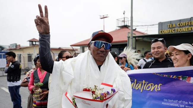 Kami Rita Sherpa menjadi manusia dengan rekor pendakian terbanyak di Puncak Everest.