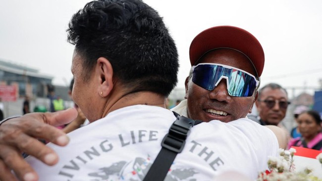 Kami Rita Sherpa berhasil mencapai Puncak Everest untuk yang ke-32 kalinya pada Minggu (17/5).