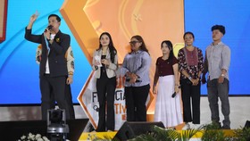 Surya Insomnia menghibur dalam acara Arisan Financial, bagian dari acara Jogja Financial Festival 2026 di Jogja Expo Center (JEC), Sabtu (23/5).