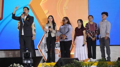 Surya Insomnia menghibur dalam acara Arisan Financial, bagian dari acara Jogja Financial Festival 2026 di Jogja Expo Center (JEC), Sabtu (23/5).