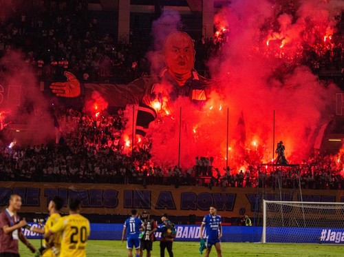 Pendukung Persib Bandung menyalakan flare usai berakhirnya laga melawan Persijap Jepara pada laga terakhir BRI Super League 2025-2026 di Stadion Gelora Bandung Lautan Api (GBLA), Bandung, Jawa Barat, Sabtu (23/5/2026). Persib Bandung berhasil menjuar