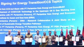 Wakil Direktur Utama Pertamina Oki Muraza Bersama Direktur SPPU Pertamina Emma Sri Martini dan Jajaran Direksi Subholding Pertamina melakukan sesi foto bersama usai Signing For Energy Transition/CCS Topics saat acara 50th IPA Convex Day 2 yang disele
