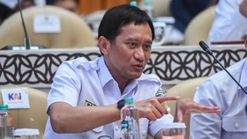 Direktur Utama PT Kereta Api Indonesia (Persero) Bobby Rasyidin bersiap mengikuti rapat kerja dengan Komisi V DPR di Kompleks Parlemen, Senayan, Jakarta, Kamis (21/5/2026). Dalam rapat tersebut Kemenhub menyatakan masih menunggu hasil investigasi Kom