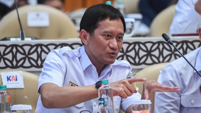 Direktur Utama PT Kereta Api Indonesia (Persero) Bobby Rasyidin bersiap mengikuti rapat kerja dengan Komisi V DPR di Kompleks Parlemen, Senayan, Jakarta, Kamis (21/5/2026). Dalam rapat tersebut Kemenhub menyatakan masih menunggu hasil investigasi Kom