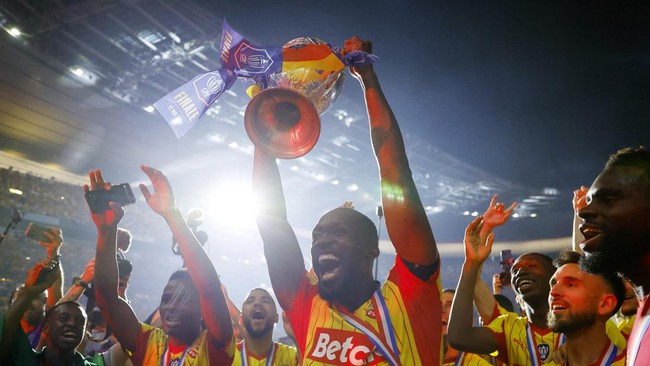 Soccer Football - Coupe de France - Final - RC Lens v OGC Nice - Stade de France, Saint Denis, France - May 22, 2026 RC Lens' Abdallah Sima celebrates with the trophy after winning the Coupe de France REUTERS/Stephanie Lecocq