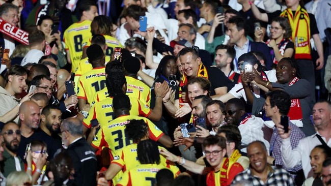 Soccer Football - Coupe de France - Final - RC Lens v OGC Nice - Stade de France, Saint Denis, France - May 22, 2026 RC Lens players celebrate after winning the Coupe de France REUTERS/Stephane Mahe