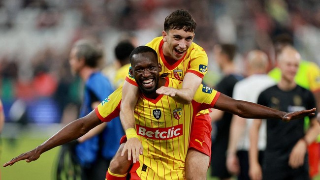 Soccer Football - Coupe de France - Final - RC Lens v OGC Nice - Stade de France, Saint Denis, France - May 22, 2026 RC Lens' Abdallah Sima and Andrija Bulatovic celebrate after winning the Coupe de France REUTERS/Stephanie Lecocq     TPX IMAGES OF T