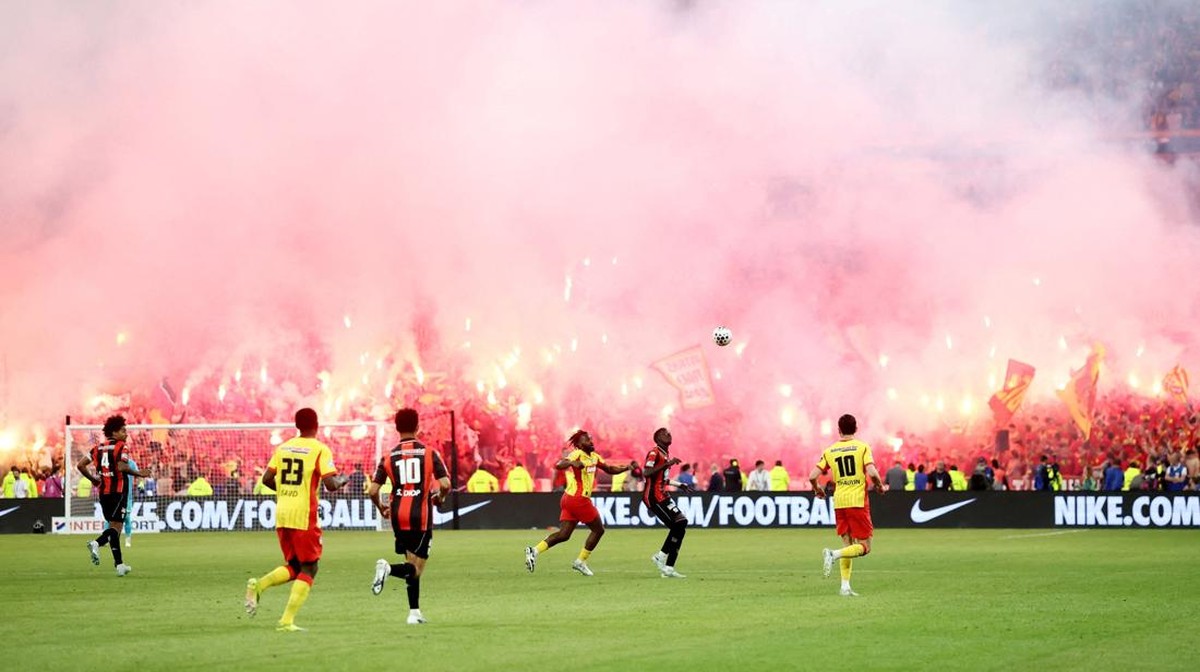 Soccer Football - Coupe de France - Final - RC Lens v OGC Nice - Stade de France, Saint Denis, France - May 22, 2026 RC Lens fans with flares during the match REUTERS/Stephane Mahe     TPX IMAGES OF THE DAY