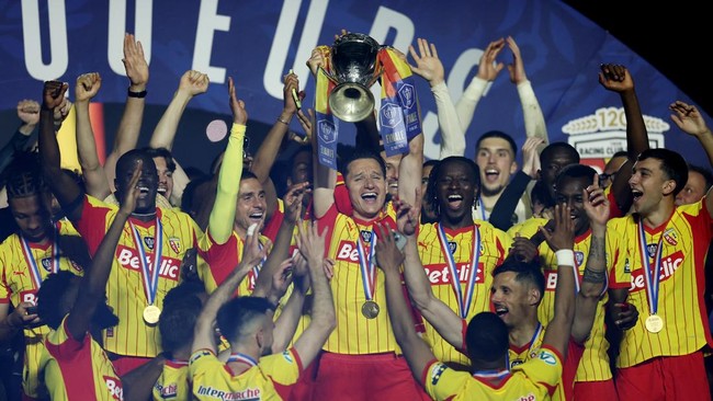Soccer Football - Coupe de France - Final - RC Lens v OGC Nice - Stade de France, Saint Denis, France - May 22, 2026 RC Lens players celebrate with the trophy after winning the Coupe de France REUTERS/Stephane Mahe