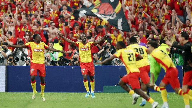 Soccer Football - Coupe de France - Final - RC Lens v OGC Nice - Stade de France, Saint Denis, France - May 22, 2026  RC Lens' Abdallah Sima celebrates with teammates after winning the Coupe de France REUTERS/Stephane Mahe