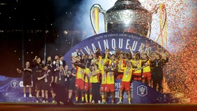 Soccer Football - Coupe de France - Final - RC Lens v OGC Nice - Stade de France, Saint Denis, France - May 22, 2026 RC Lens players and staff celebrate with the trophy after winning the Coupe de France REUTERS/Stephanie Lecocq     TPX IMAGES OF THE