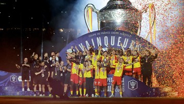 Berita Panas dari Dunia Sport CNN : FOTO: RC Lens Cetak Sejarah Baru usai Juara Piala Liga Prancis