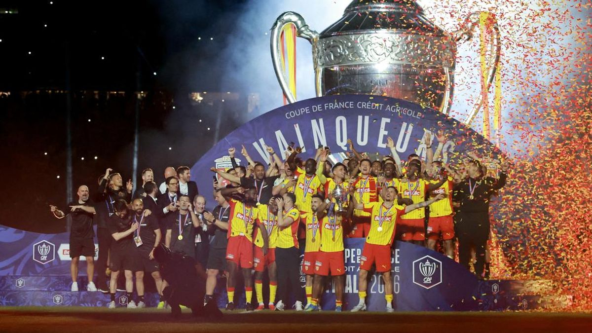 FOTO: RC Lens Cetak Sejarah Baru usai Juara Piala Liga Prancis