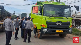Petugas mendampingi warga yang mengadang truk tambang beroperasi di luar jam operasional yang sudah disepakati di Legok, Tangerang.