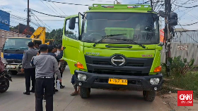 Sebuah truk wing boks menabrak motor di Bekasi, diduga karena rem blong. Satu orang tewas dan lima lainnya luka-luka.